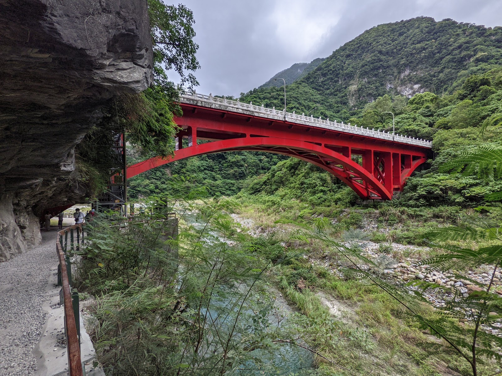 靳珩橋紅色拱橋橫跨砂卡礑溪砂卡礑步道太魯閣