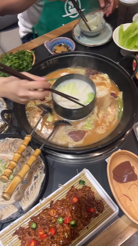 李鐵柱麻辣茶鍋竹北店鴛鴦鍋與配菜