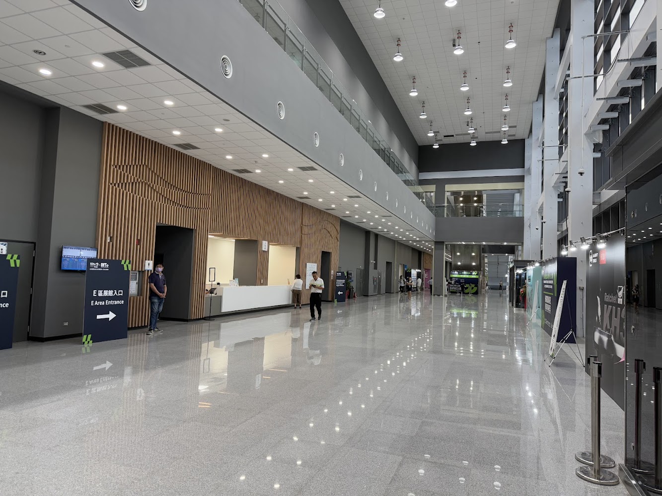 臺中國際會展中心大廳，空間明亮且現代感十足