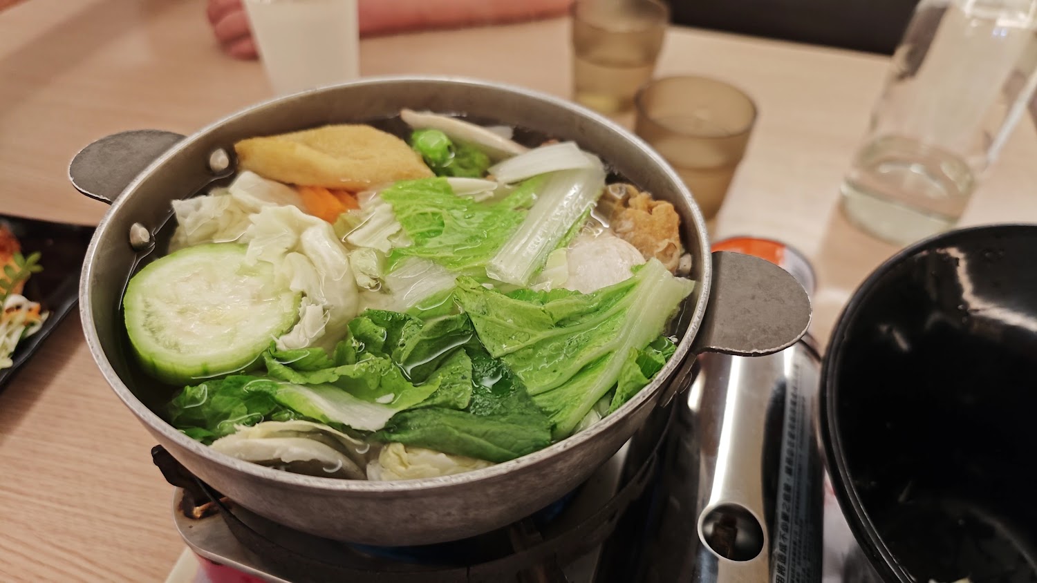 東星屋景觀餐廳火鍋湯鍋與各式蔬菜配料
