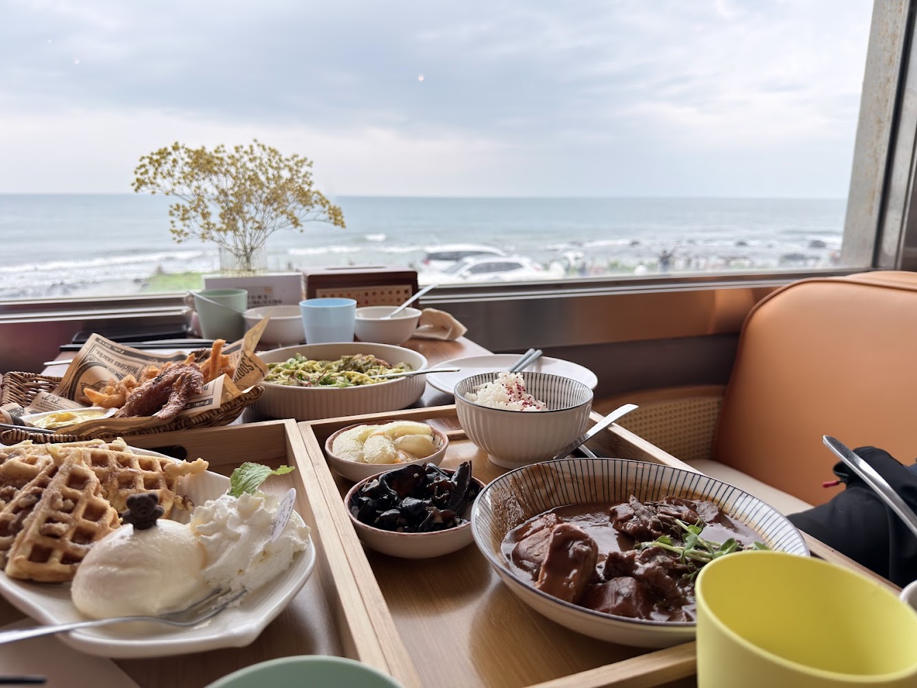 鹿野咖啡豐盛餐桌與海景窗邊
