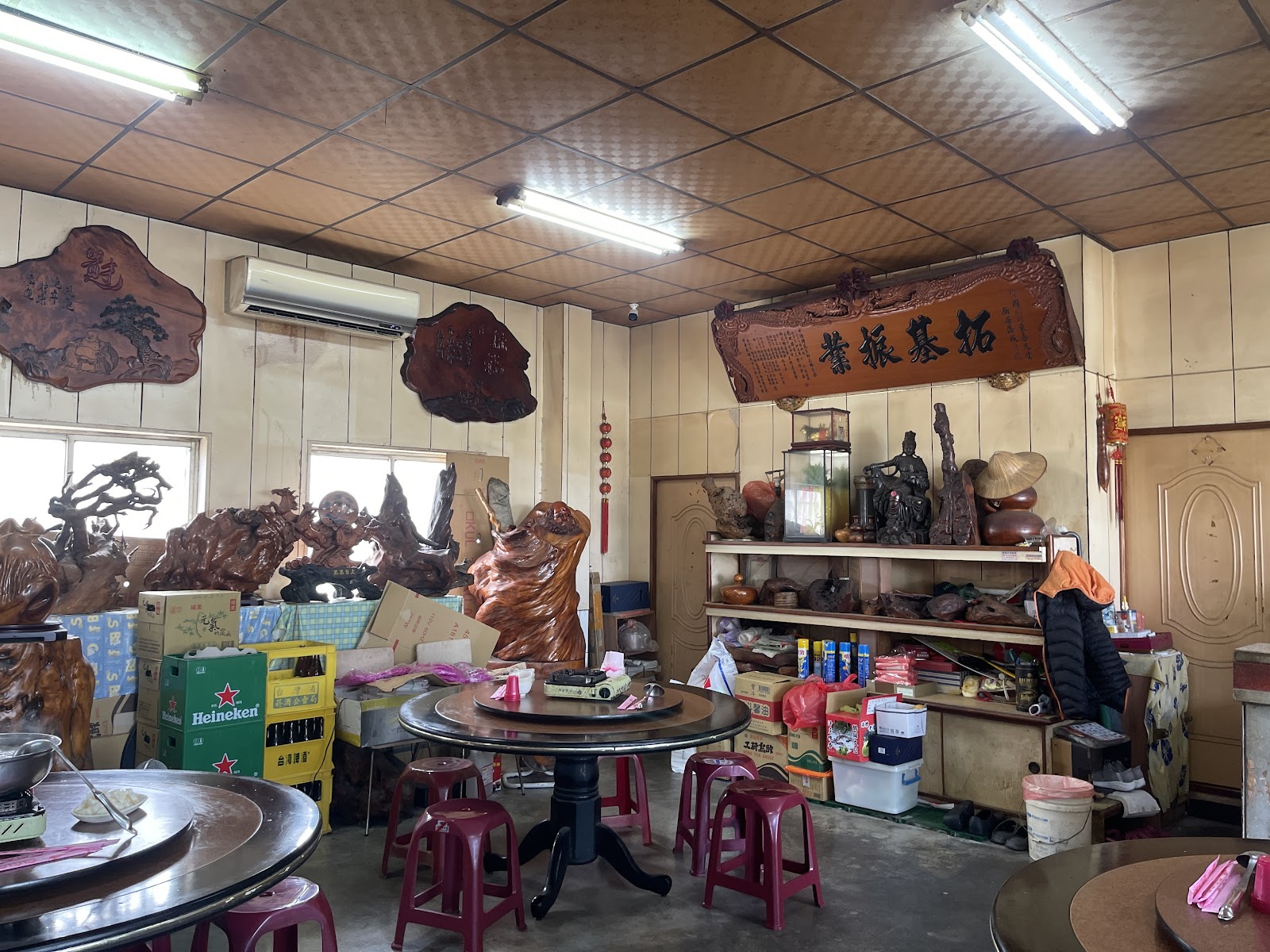 隨意吃土羊料理店店內環境，傳統木桌椅裝潢