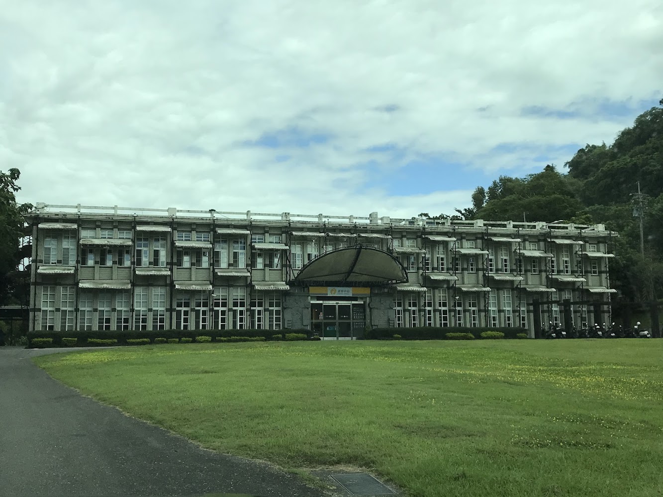鶴岡遊客中心建築與大片草地