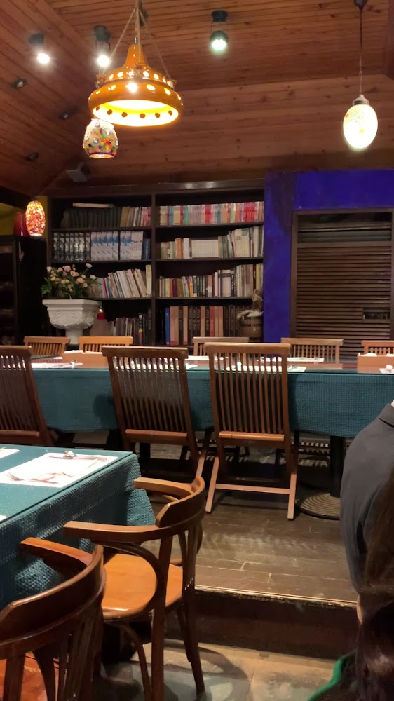 溫馨的餐廳長桌與書架