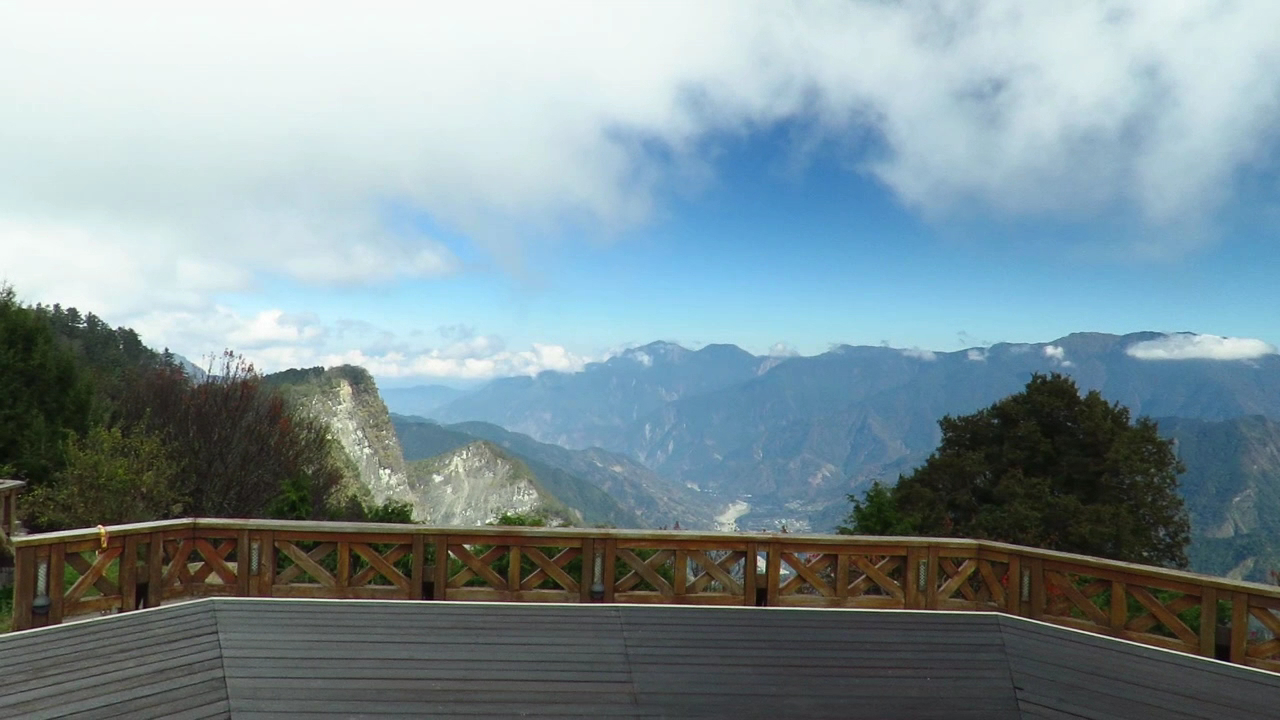 小笠原山觀景台遠眺山脈景色