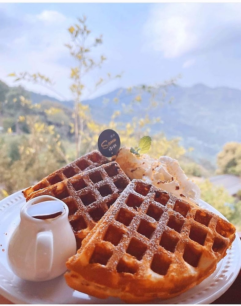 三片鬆餅搭配鮮奶油糖漿與山景
