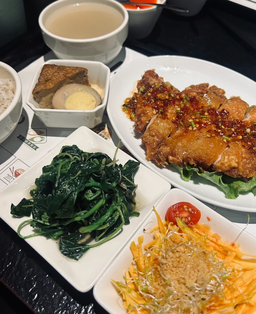 七里坡紅藜養生料理炸雞排便當含白飯青菜沙拉與湯