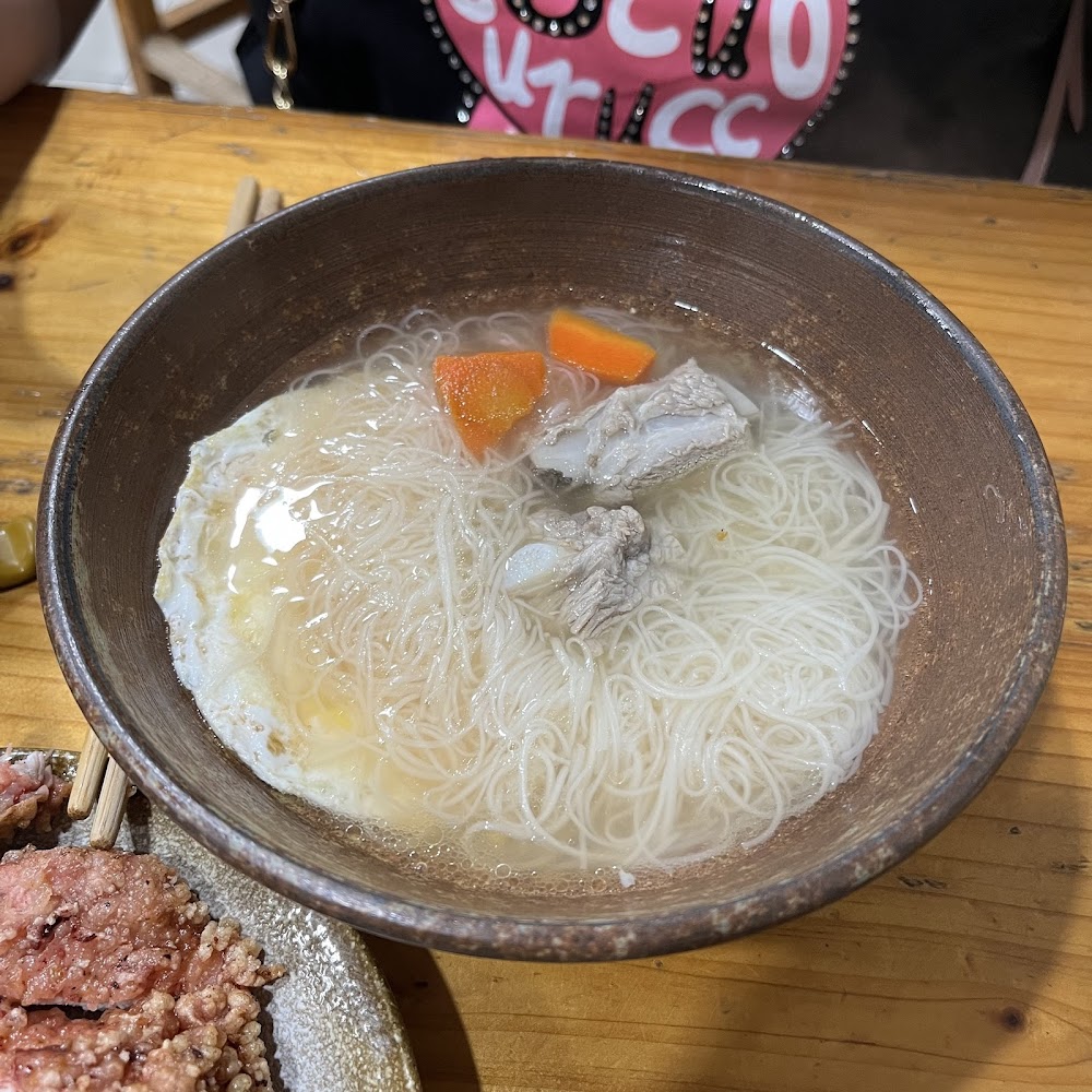 一碗湯麵裡有細麵豬骨紅蘿蔔與蛋