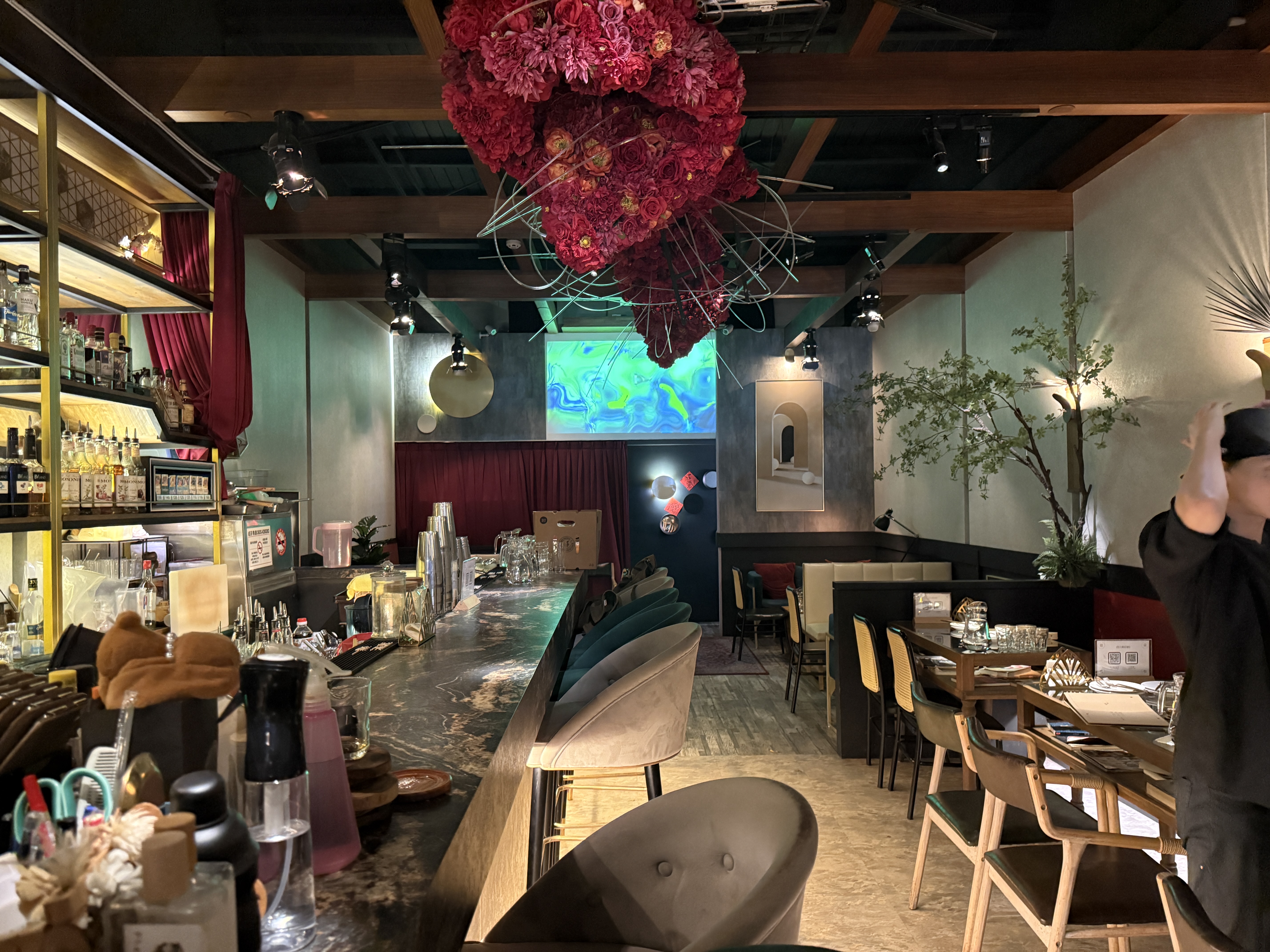 一酒點意美術館店內長吧台與花藝天花板空間