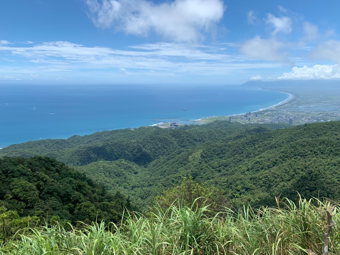 遠眺海岸線與藍色大海風景