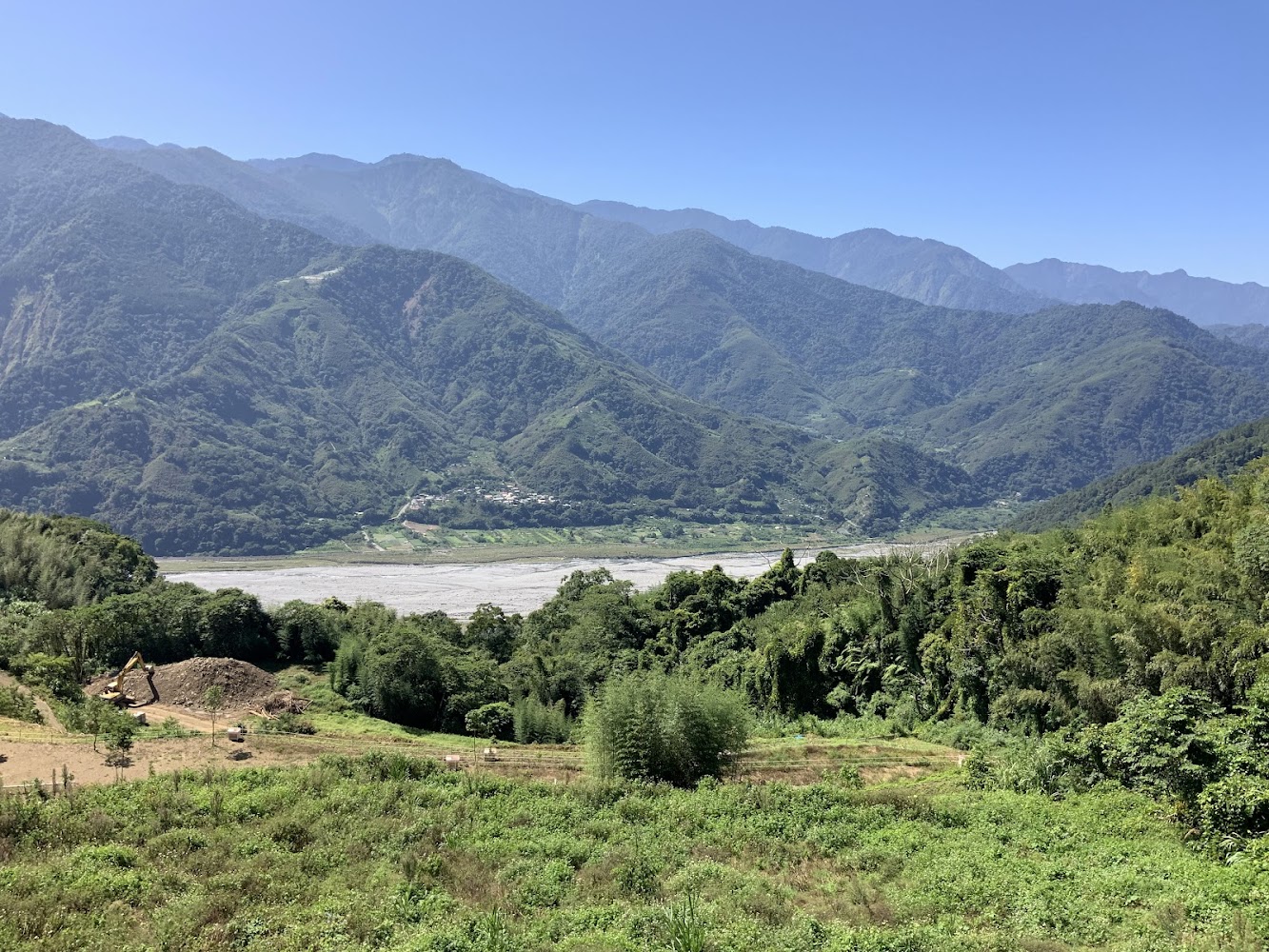 司馬限林道沿線可見溪谷與層疊山景
