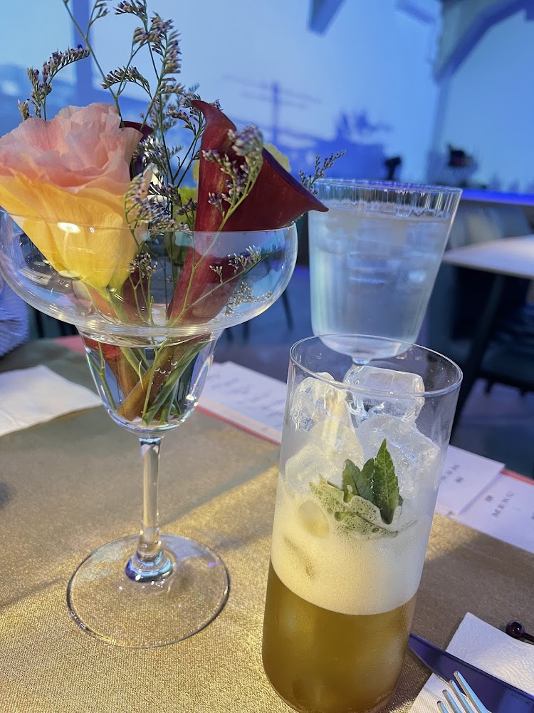 花瓶與兩杯飲品桌景