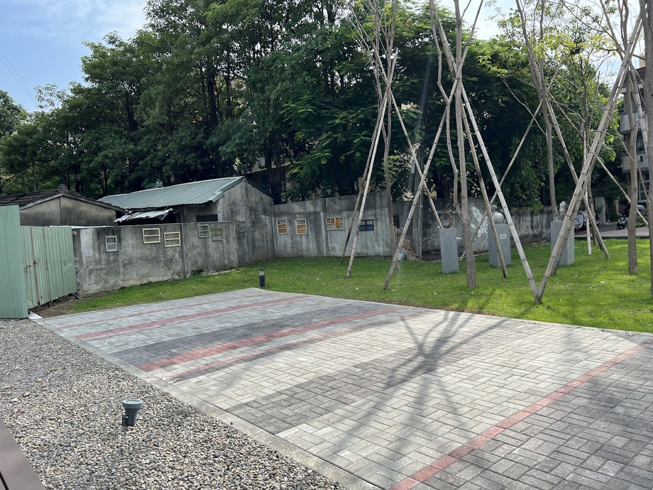 安靜綠地與老建築組成的園區一角