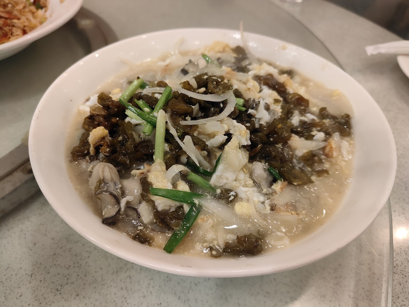 蚵仔湯搭配蛋花與蔥段