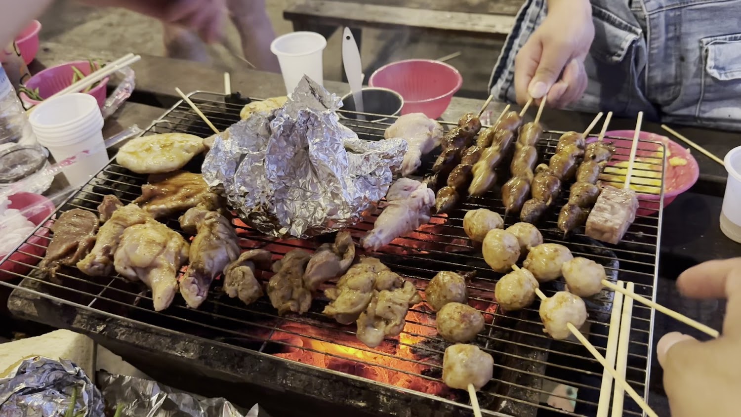 烤網上有肉串雞翅與烤肉食材