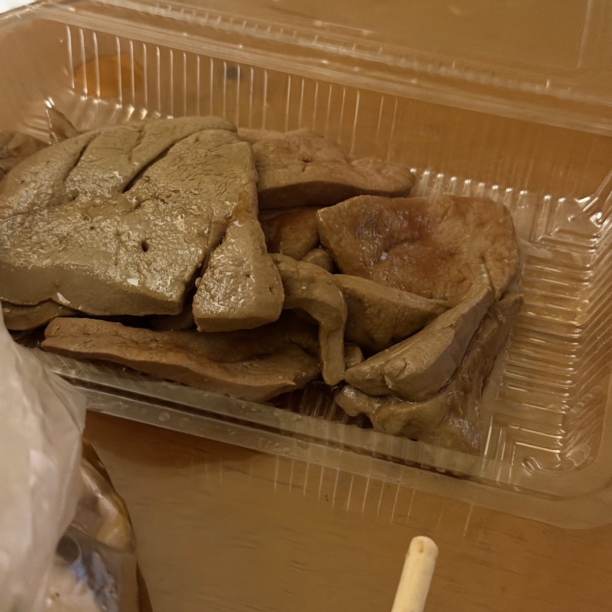 羅東夜市滷味裝盒色澤深褐