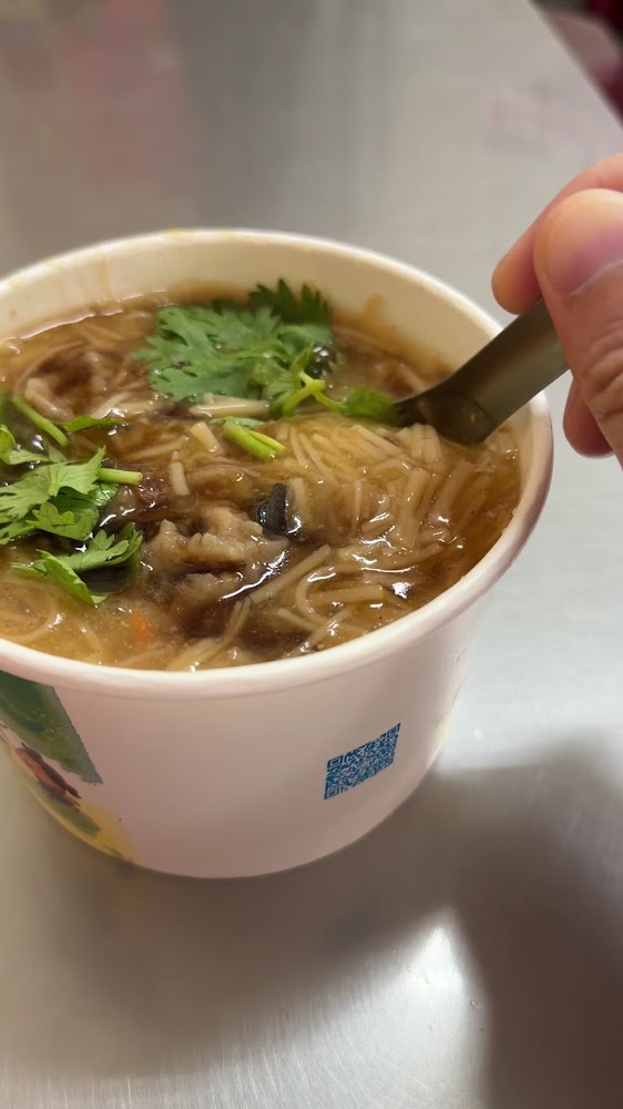 市場旁的麵線攤，招牌醒目、充滿台灣傳統小吃氛圍