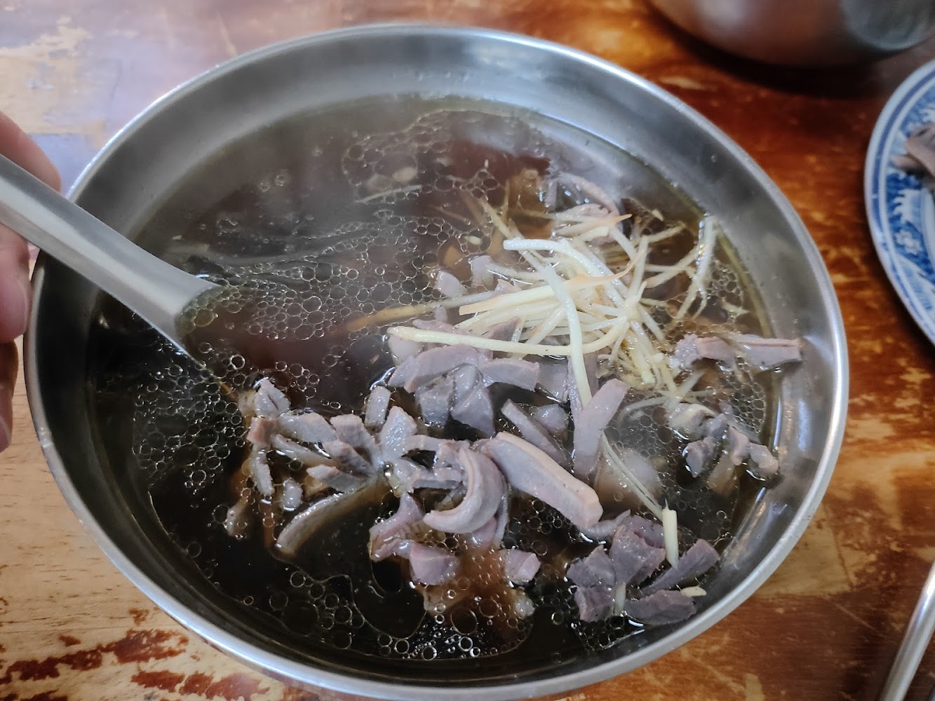 豬雜湯有薑絲與內臟切片
