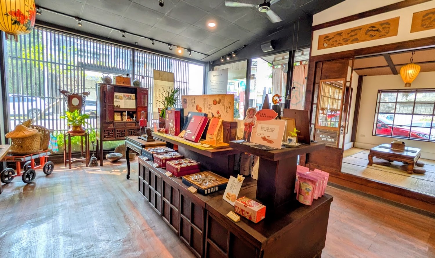 虎珍堂本舖店內伴手禮陳列