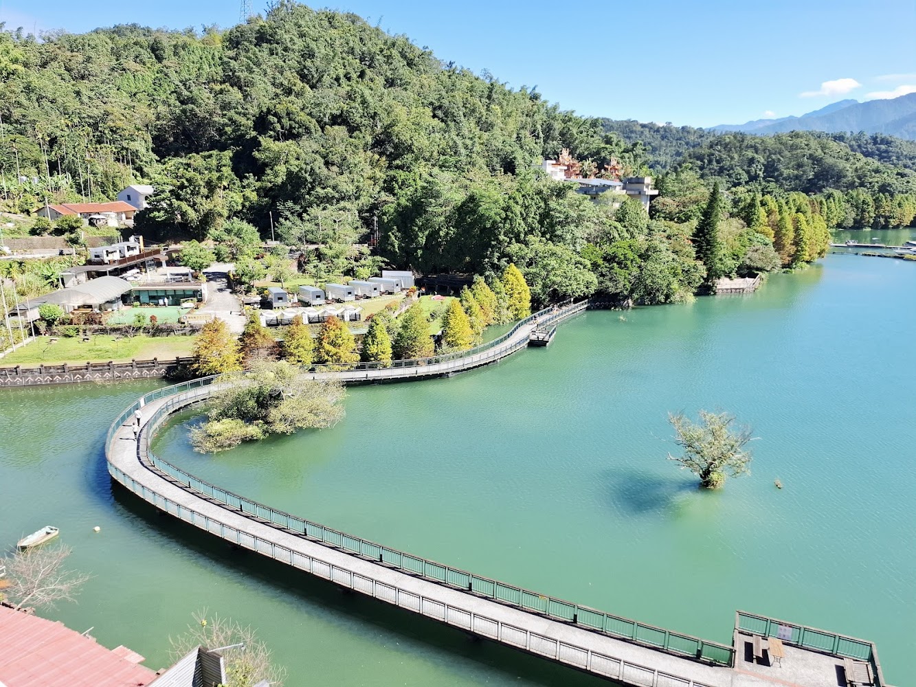 彎曲的湖上步道，湖水碧綠、周圍有山林