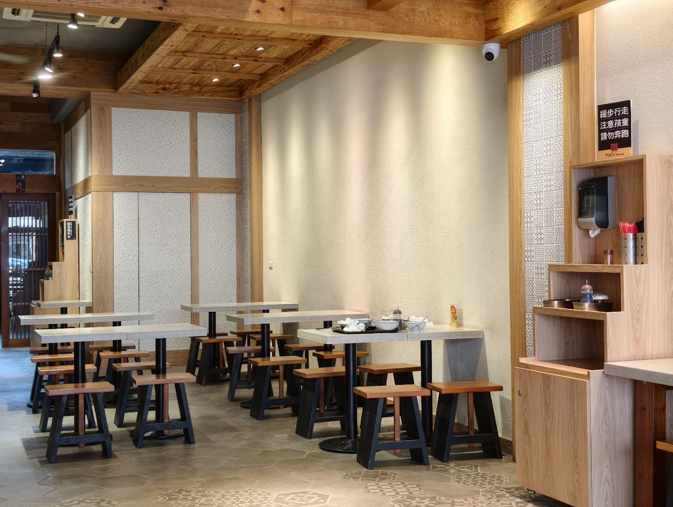 阿娘給的蒜味肉羹室內用餐空間
