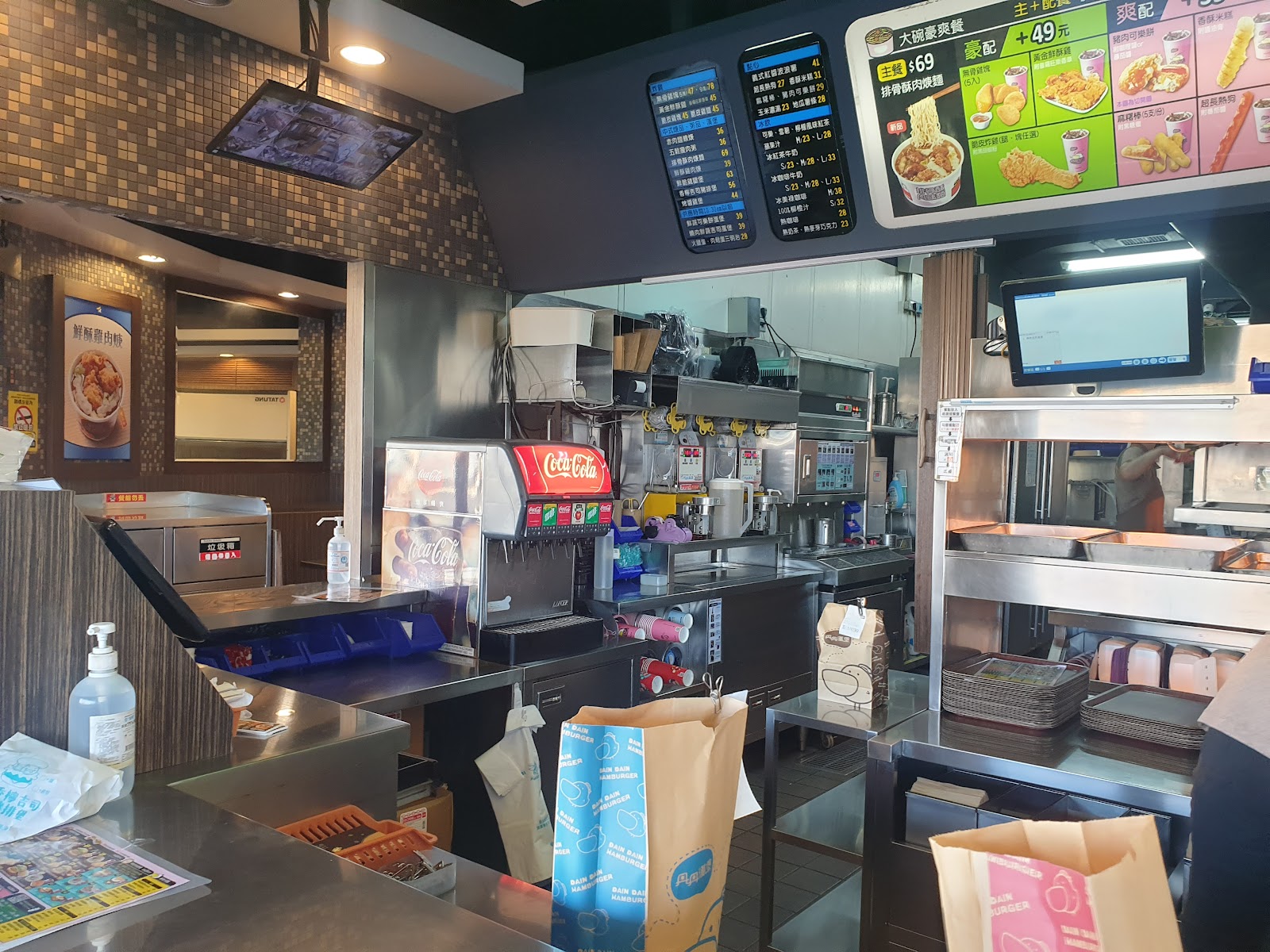 丹丹漢堡點餐台與廚房區，可口可樂飲料機，電子菜單看板