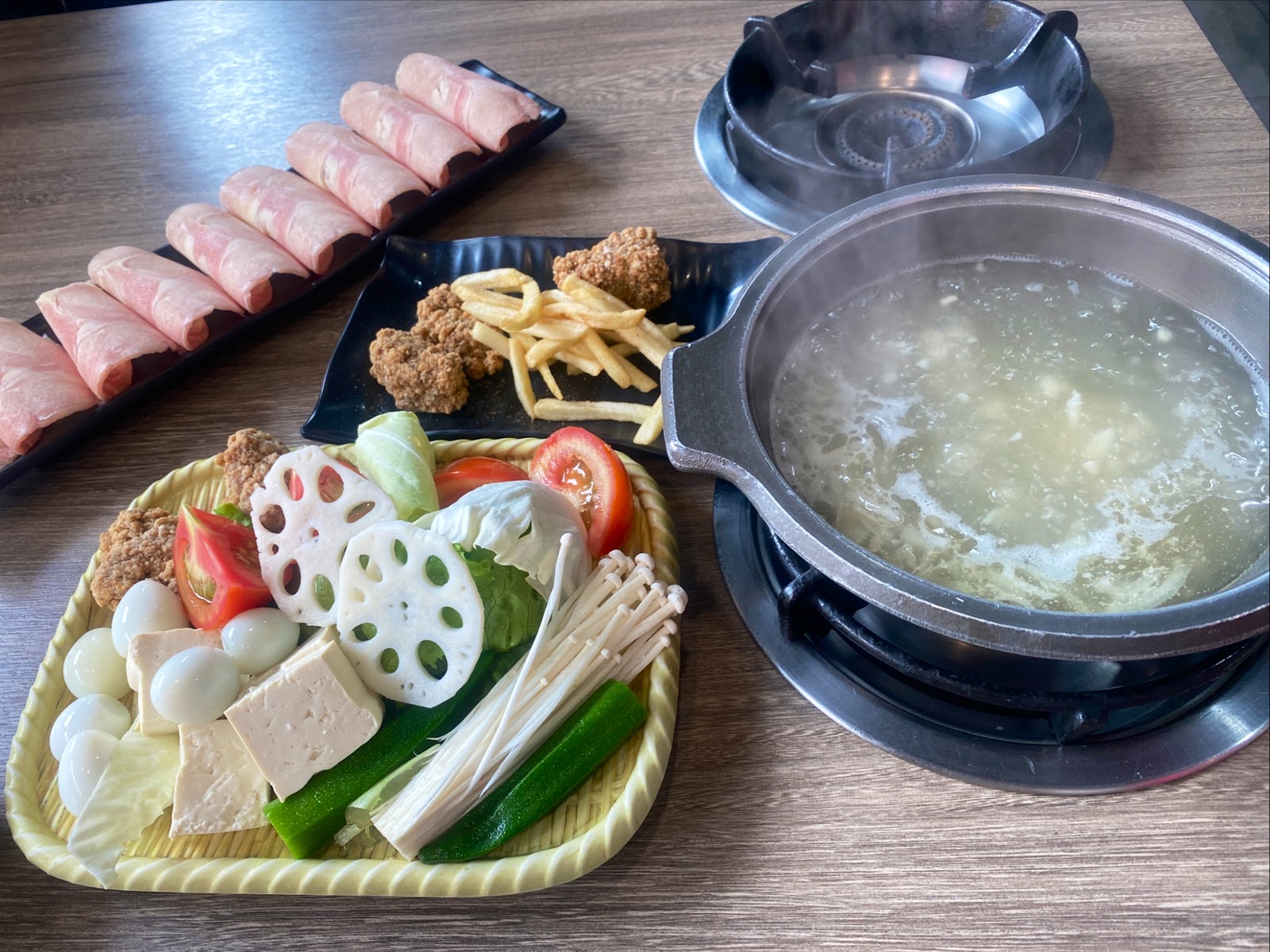 誠石火鍋個人鍋套餐，清湯鍋搭配蔬菜盤和炸物