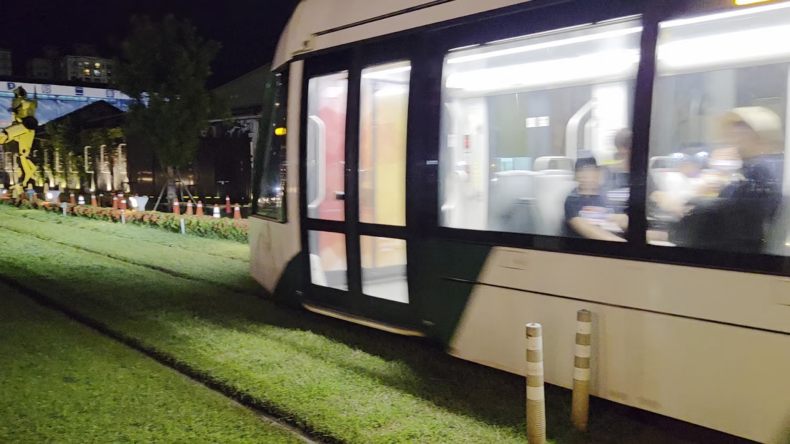 高雄輕軌夜間列車駛過駁二草皮軌道