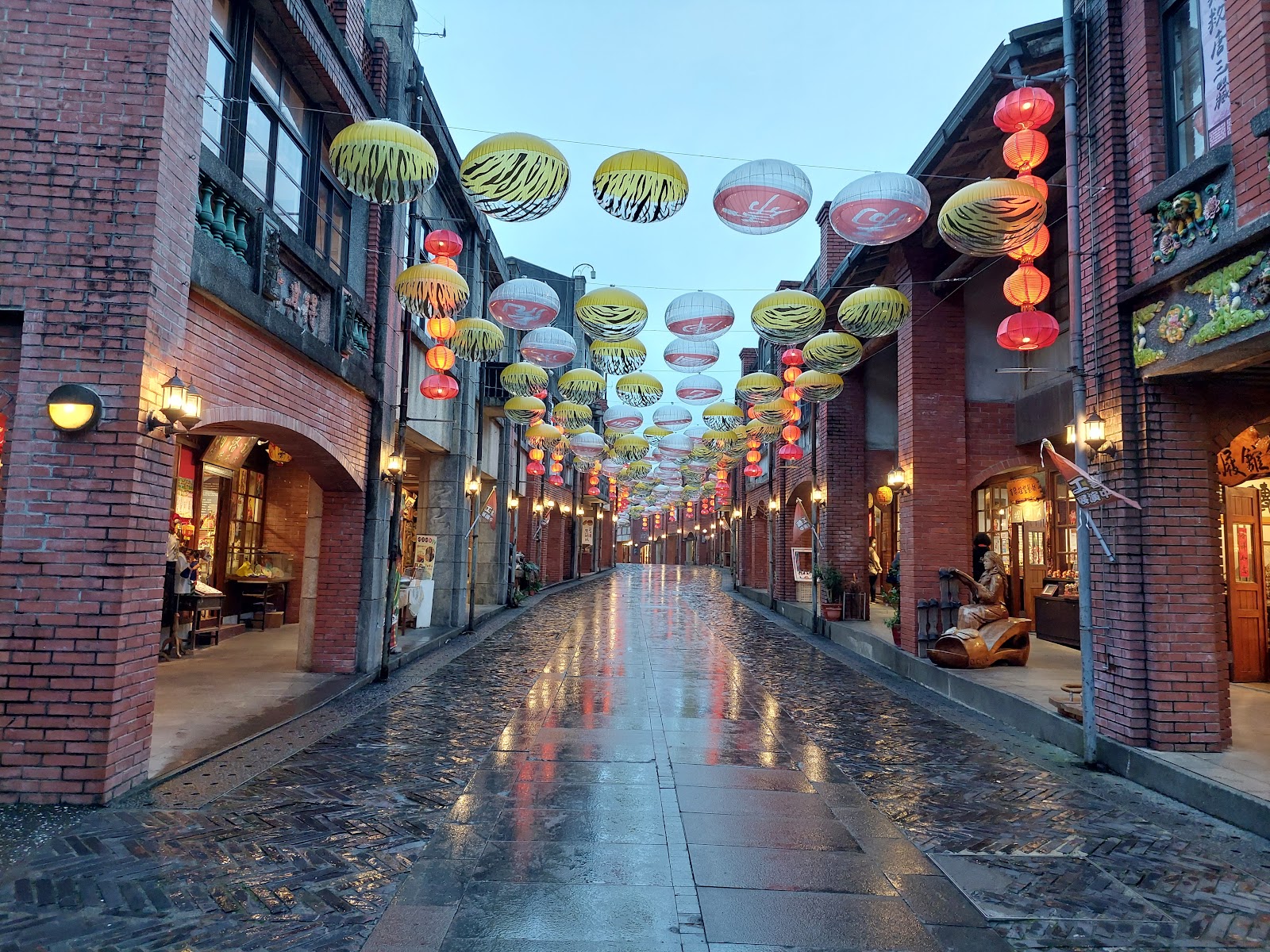 宜蘭傳藝園區文昌街傍晚黃色燈籠與紅燈籠夜景