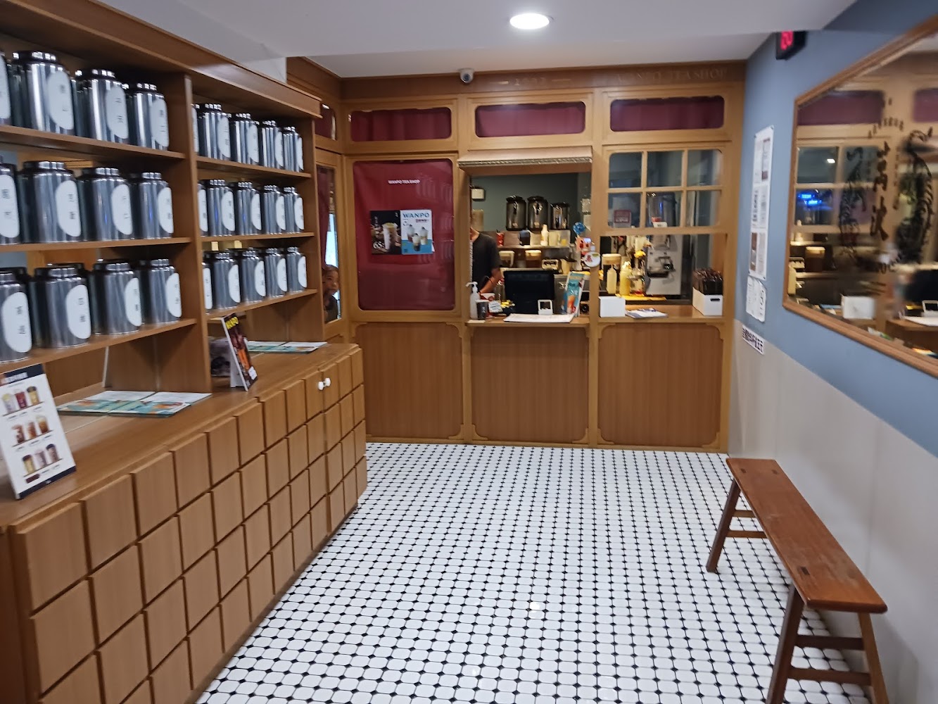 萬波新台北大安店內部空間與櫃檯