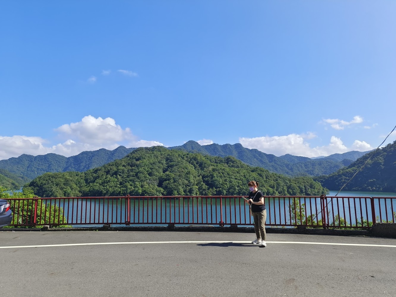 土虱頭觀景臺欄杆前留影與山湖背景