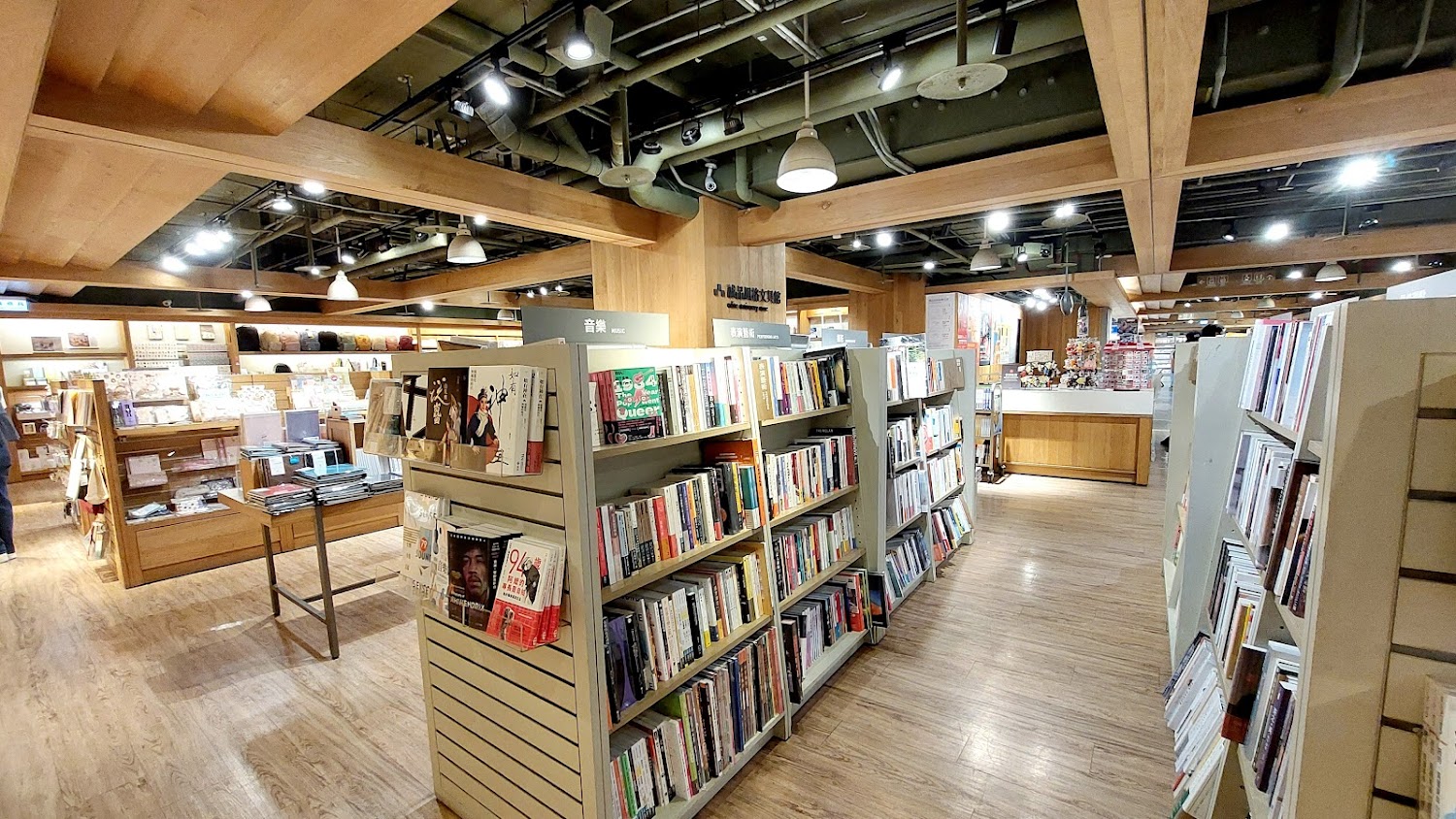 誠品生活板橋店書店內部，多排書架與寬敞木質空間