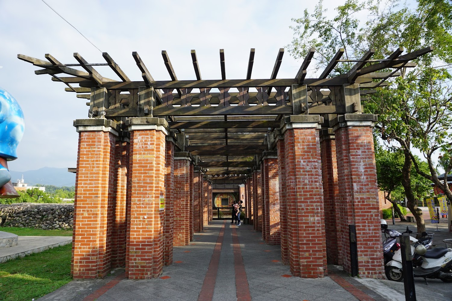 紅磚柱子與木結構搭建的戶外走廊