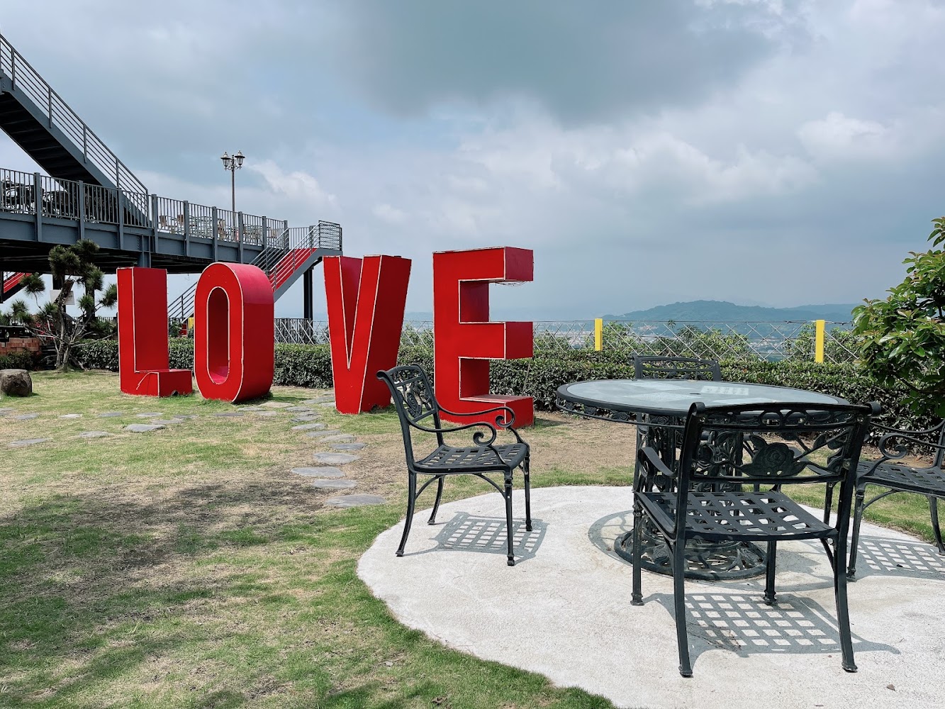 東星屋景觀餐廳LOVE裝置與戶外桌椅