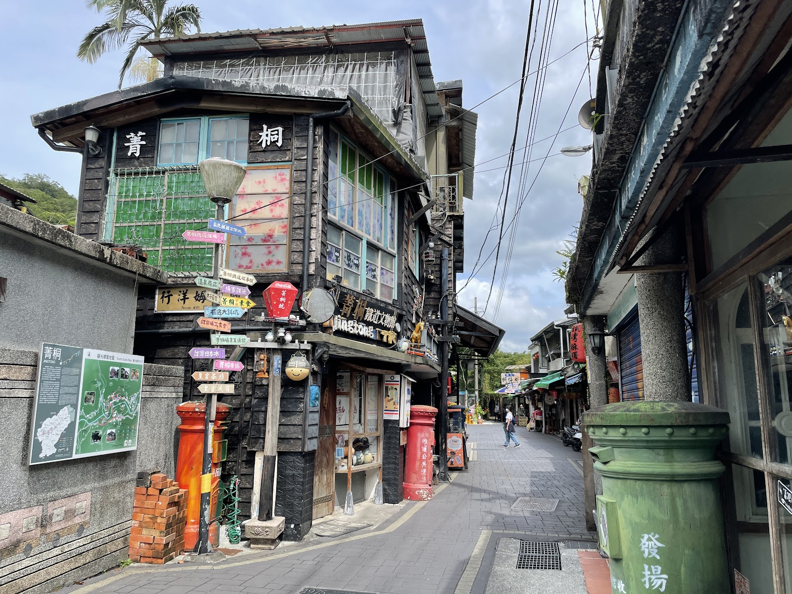 菁桐老街入口日式木造建築，大紅郵筒，平溪天燈一日遊
