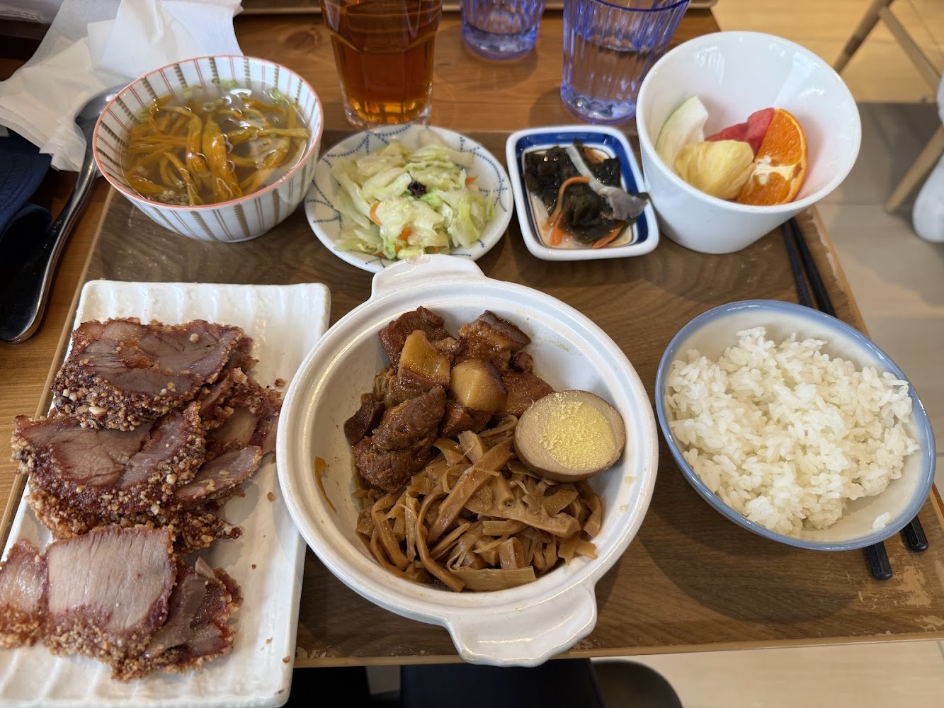 豐富中式套餐包括滷肉飯、滷蛋、筍乾、切片豬肉、湯、小菜和水果，搭配飲料