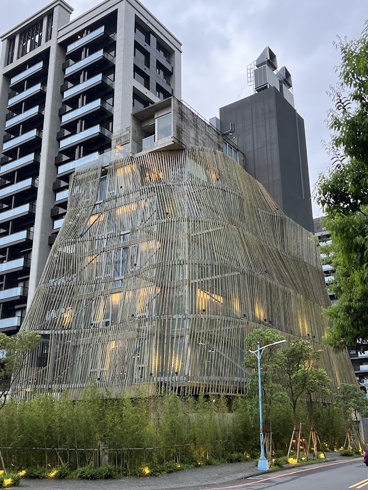 了了礁溪外觀以竹編感結構包覆,建築極具辨識度