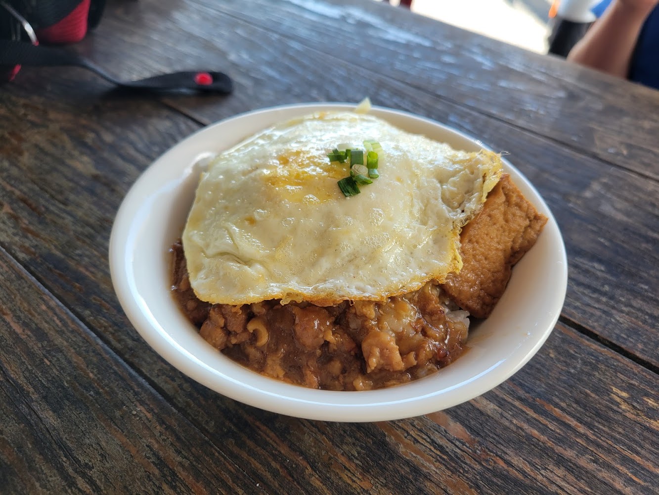 滷肉飯搭配煎蛋與豆腐