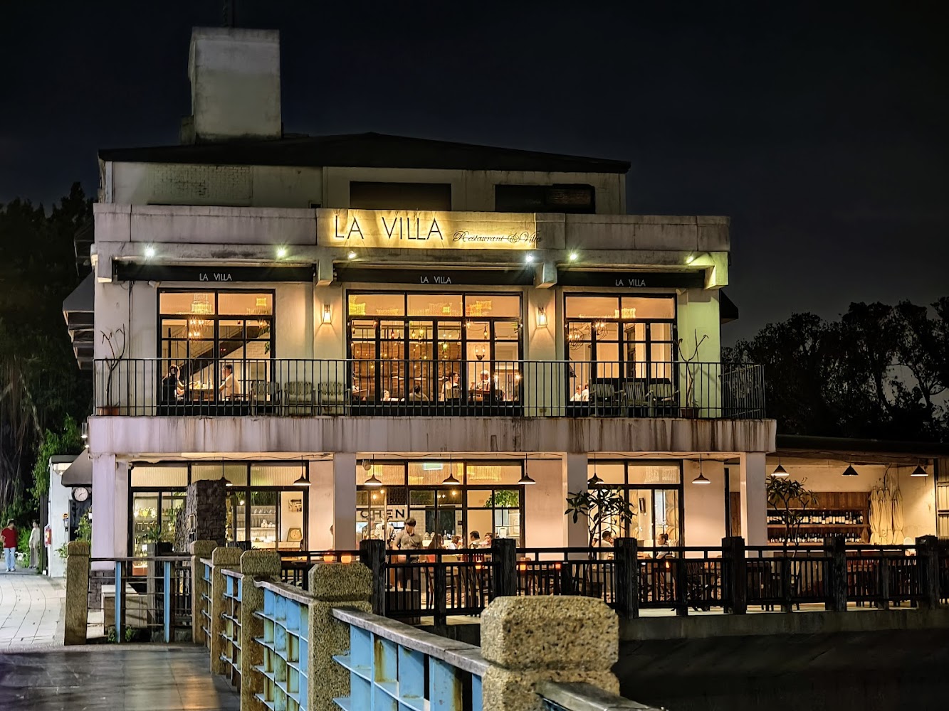 LA VILLA DANSHUI 夜晚河畔外觀