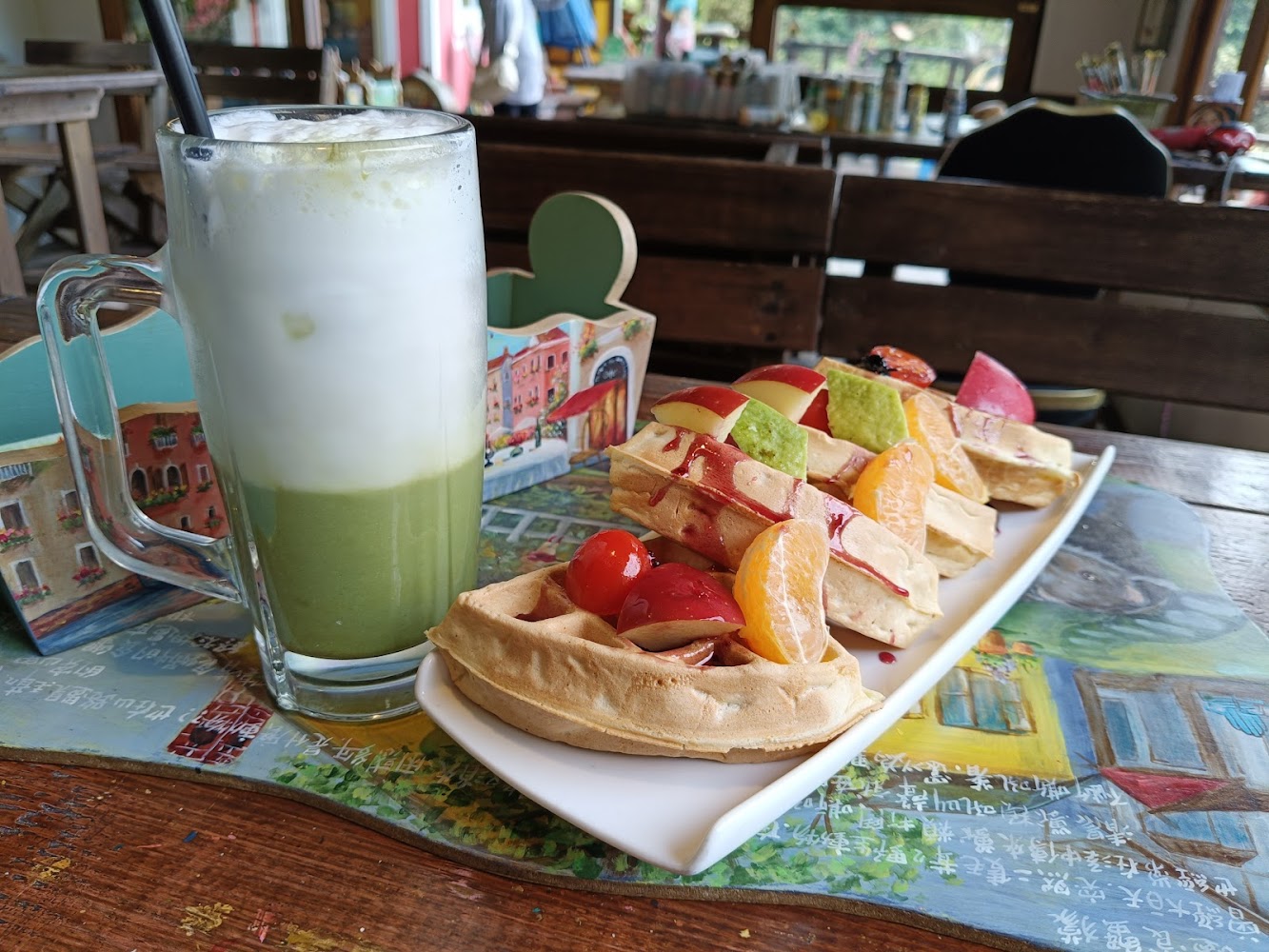 抹茶拿鐵與水果鬆餅