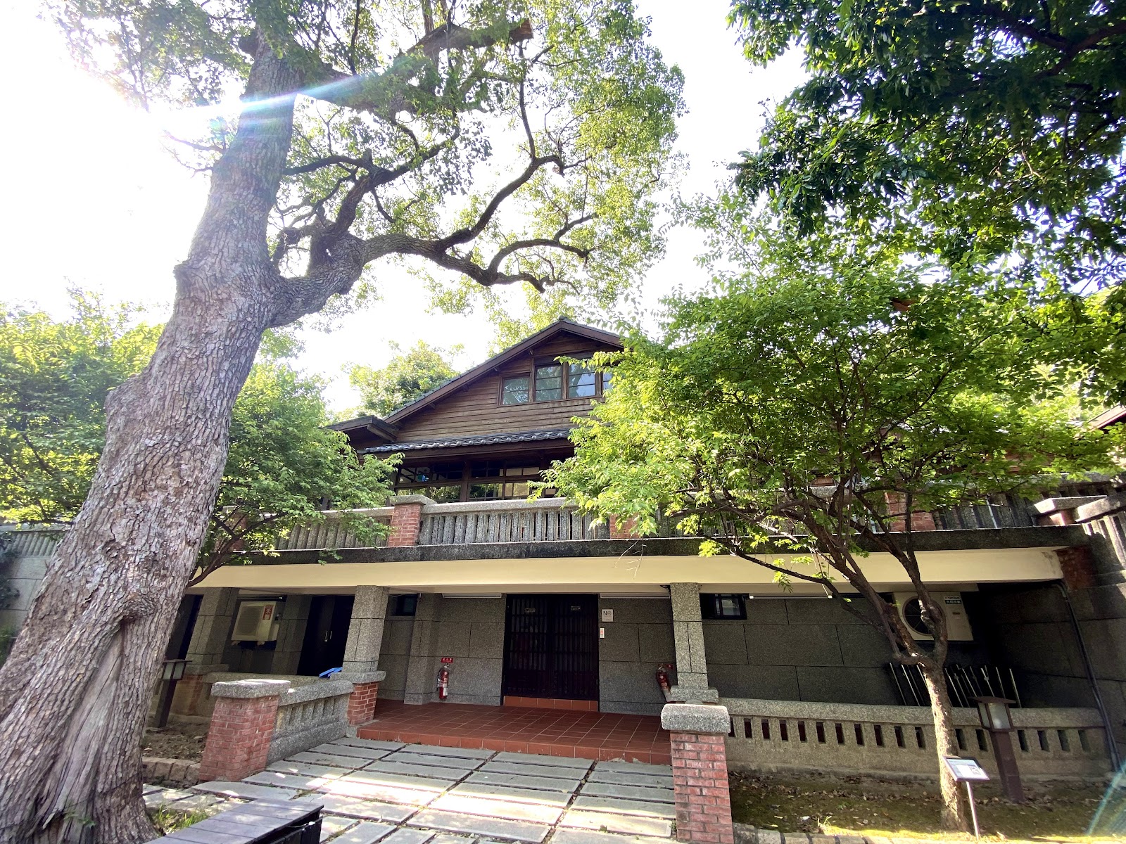 梅庭日式木造建築被高大樹木環繞，于右任故居北投避暑別館