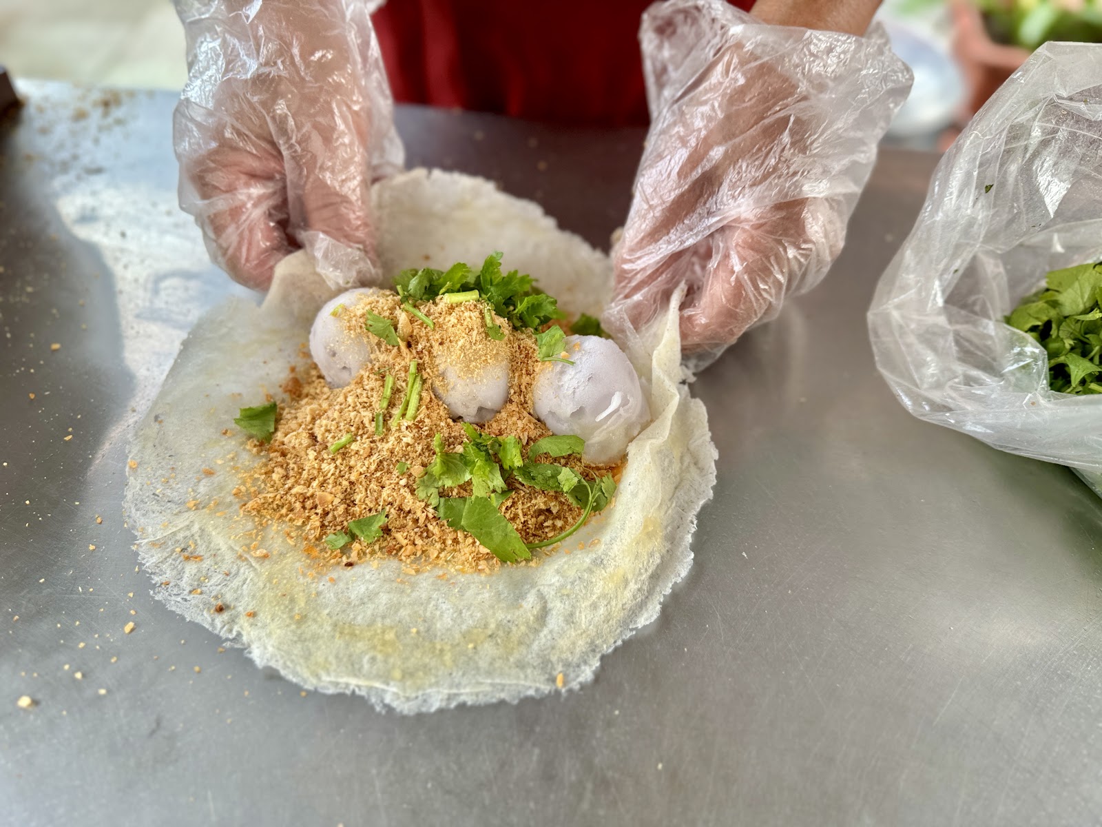 兩個吳記花生捲冰淇淋手持，包裝完成準備享用