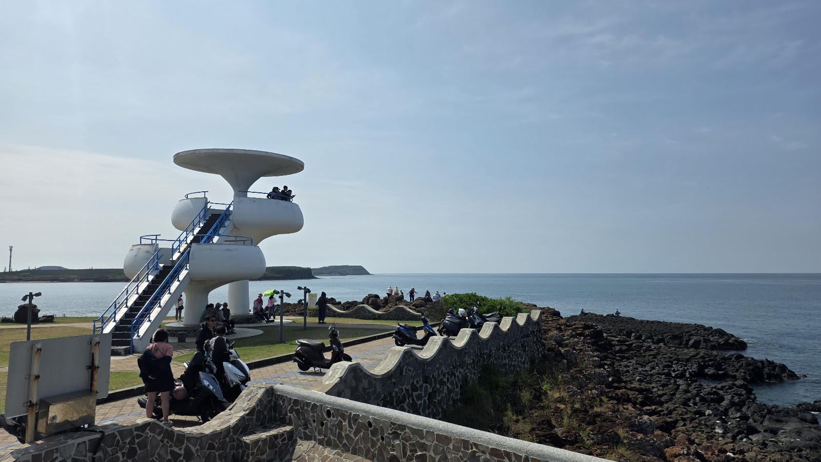 風櫃洞海蝕洞穴景觀，海浪拍打玄武岩礁石