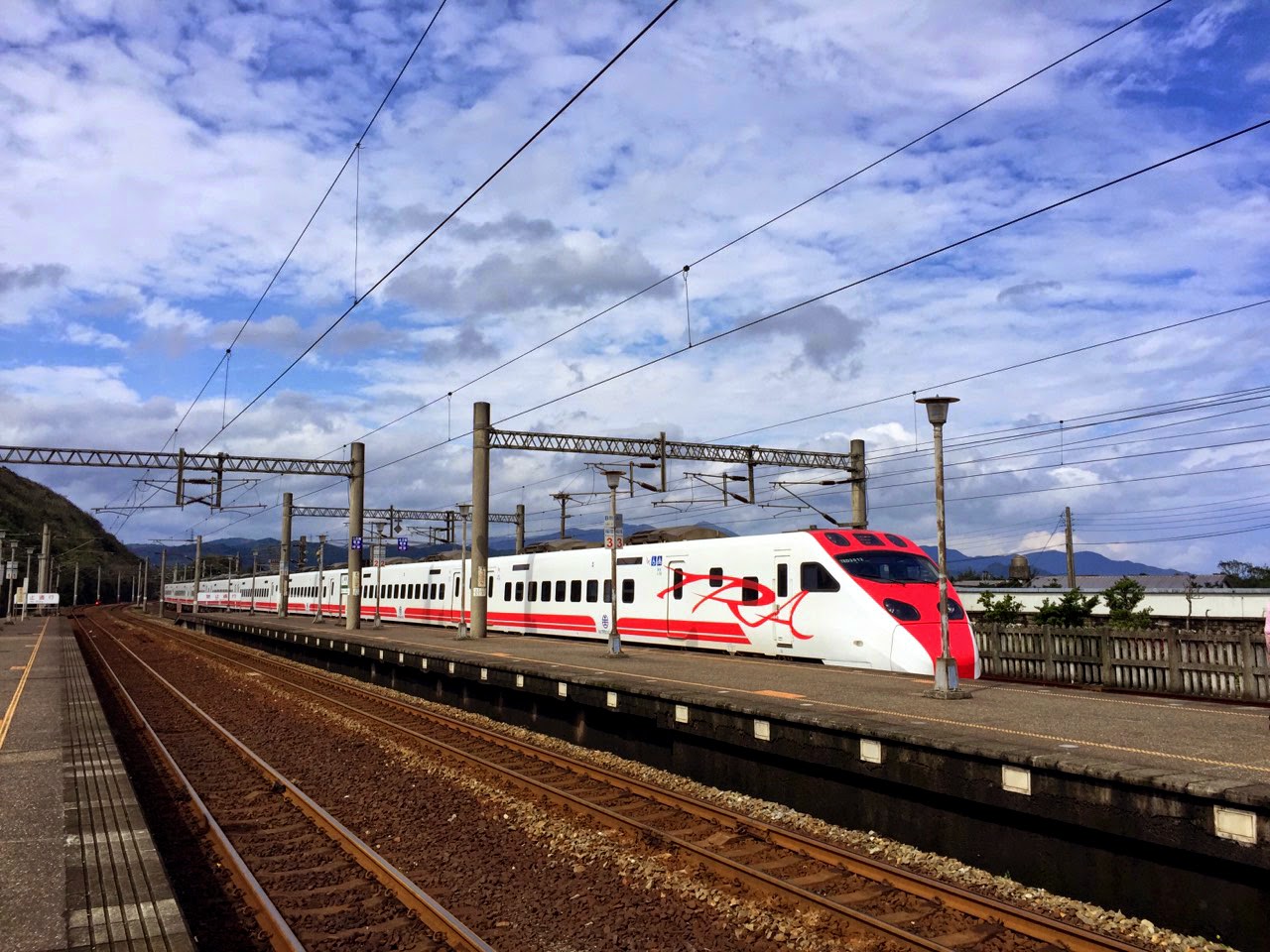 宜蘭車站月台列車
