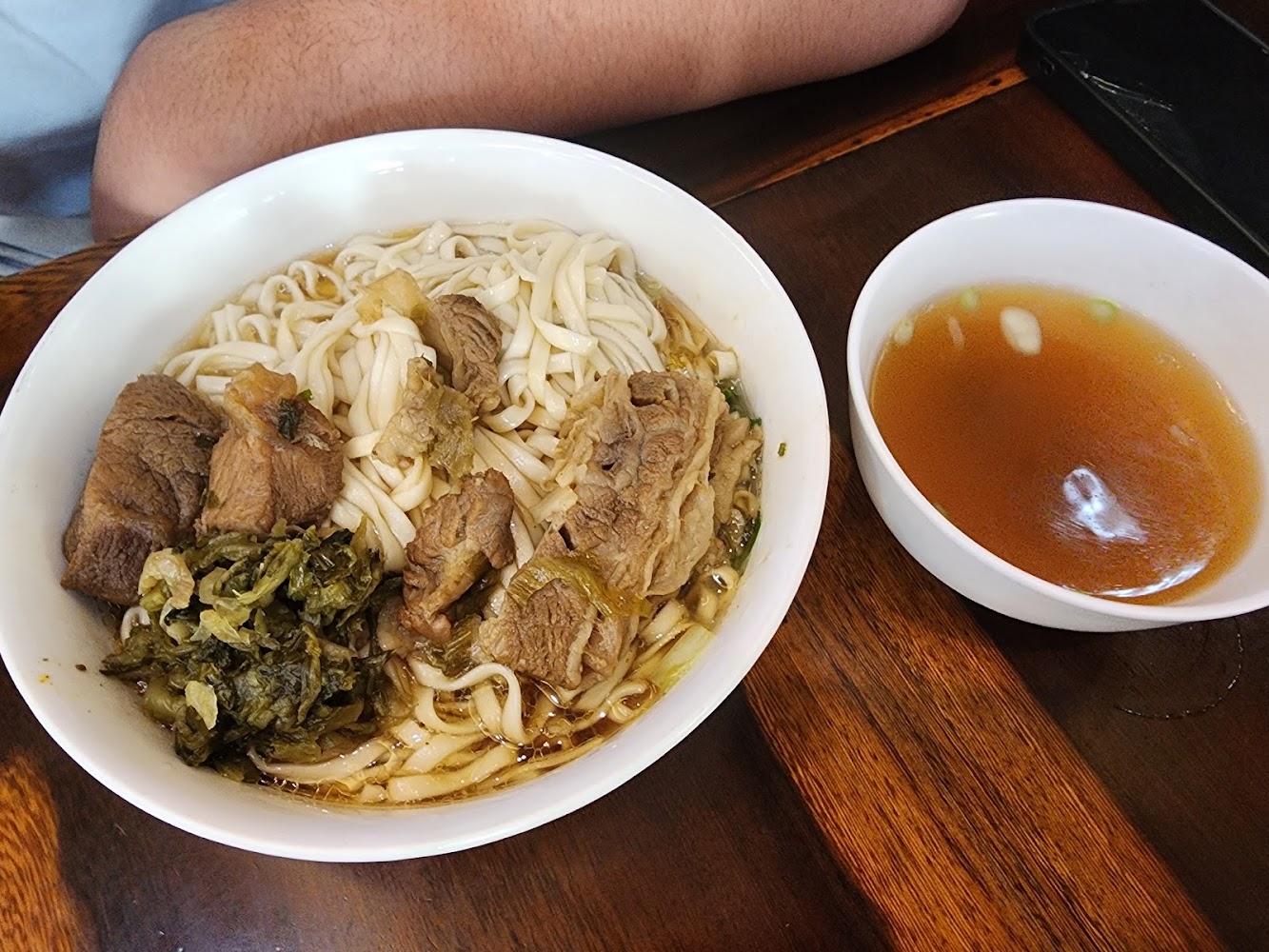 牛肉麵與清湯搭配的餐點畫面
