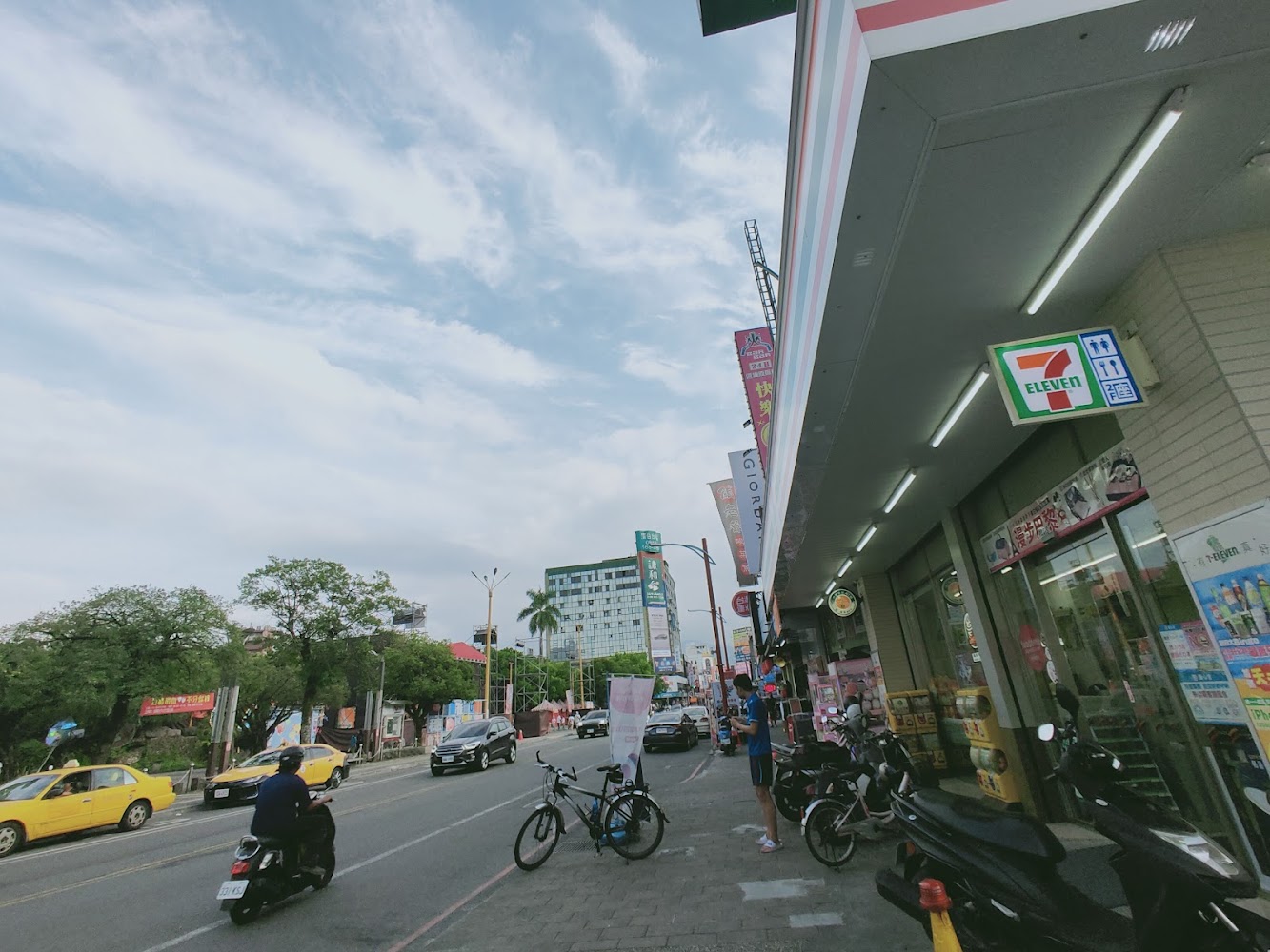 便利商店與街道路口
