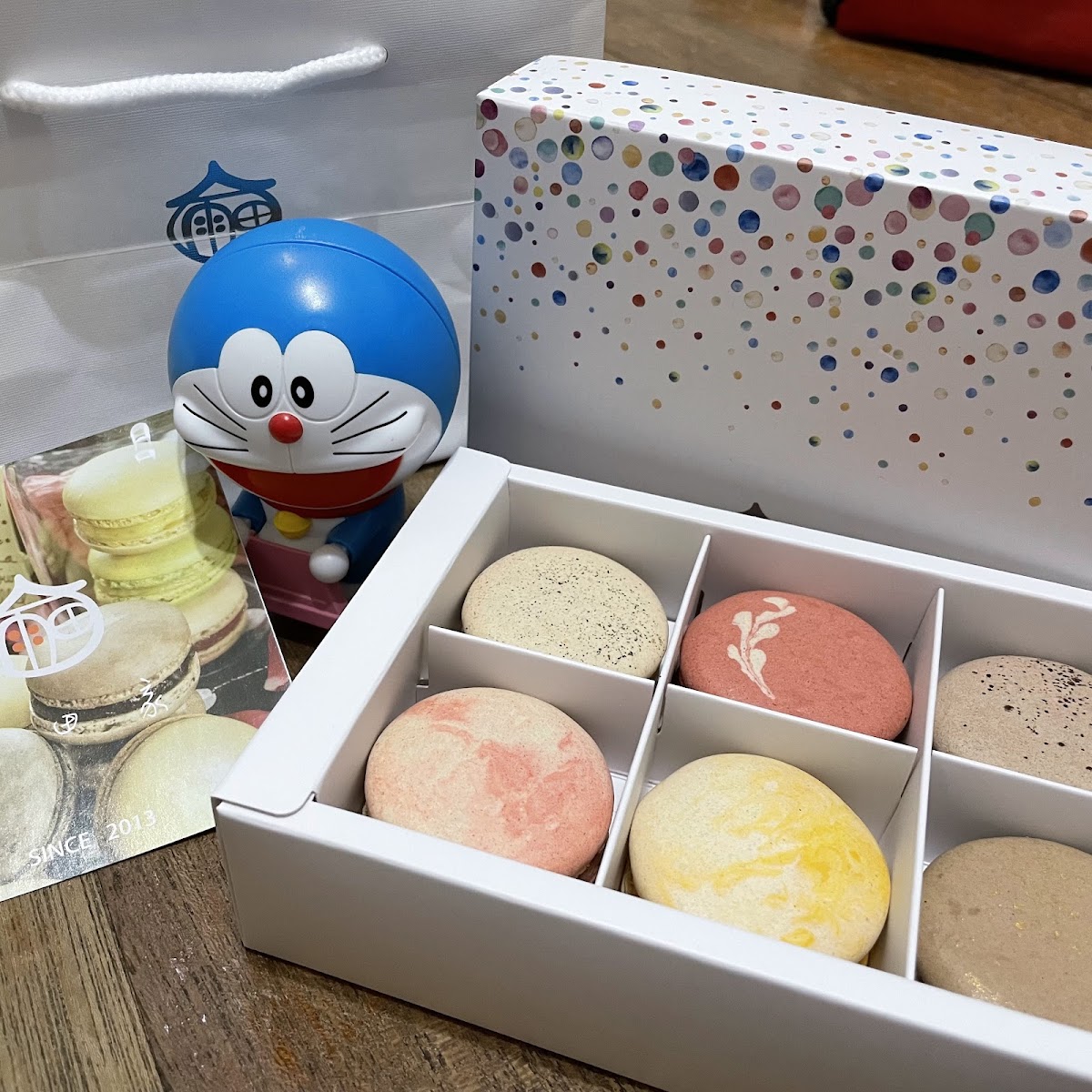 雨田家馬卡龍六入禮盒裝，粉彩點點盒蓋，品牌紙袋