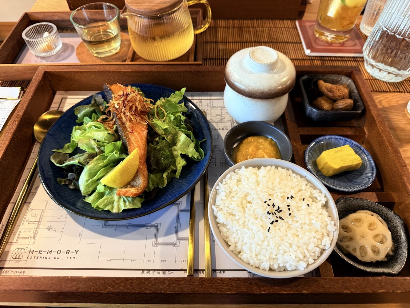 日式定食餐盒,包含鮭魚沙拉白飯蓮藕玉子燒與小菜