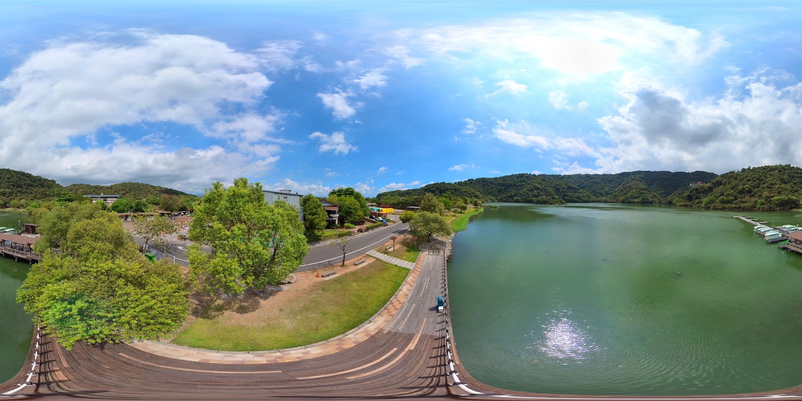 宜蘭梅花湖360度空拍全景，湖面廣闊，心島清晰，周邊山林環繞