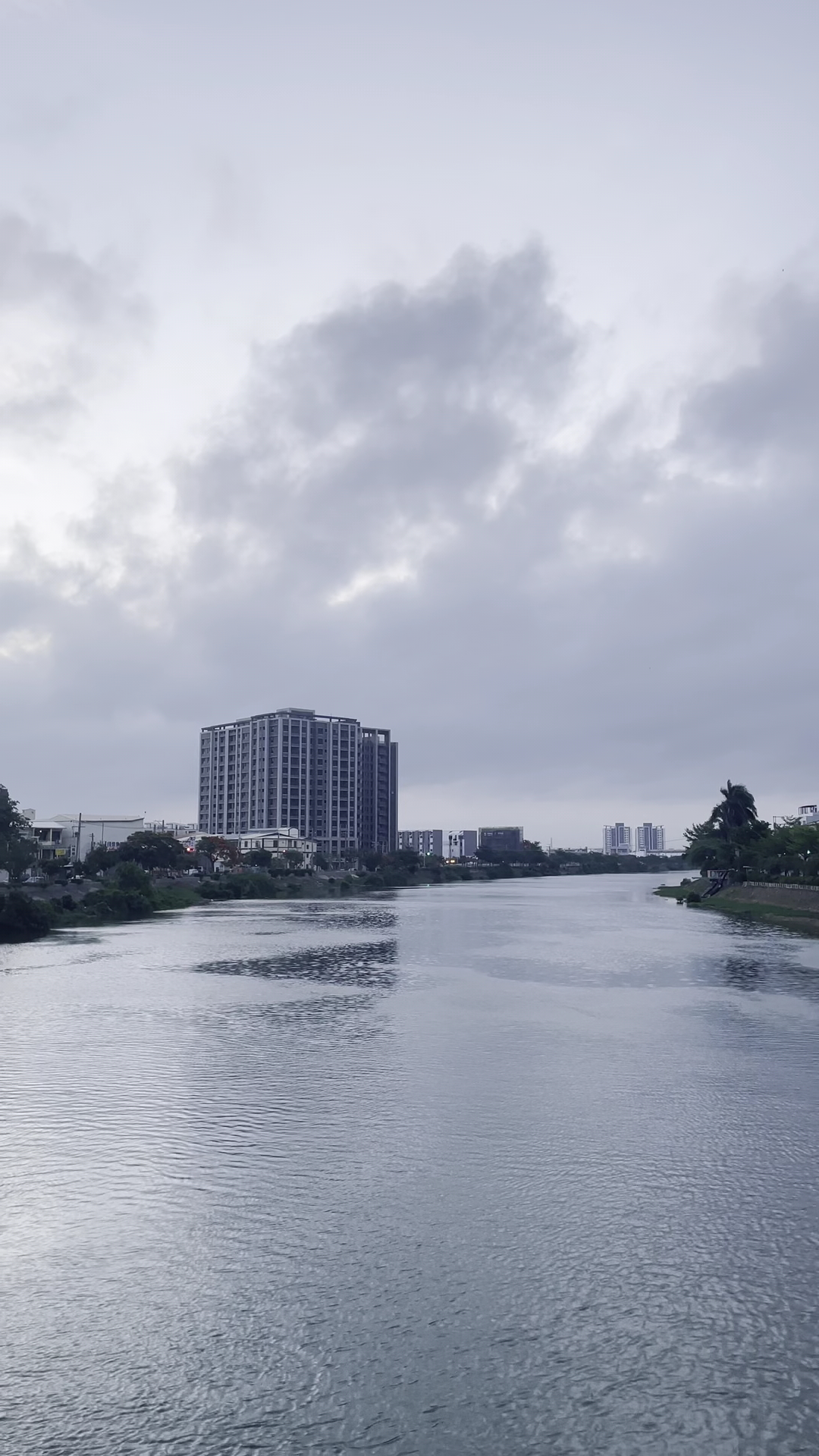 寬闊河流與高樓景色